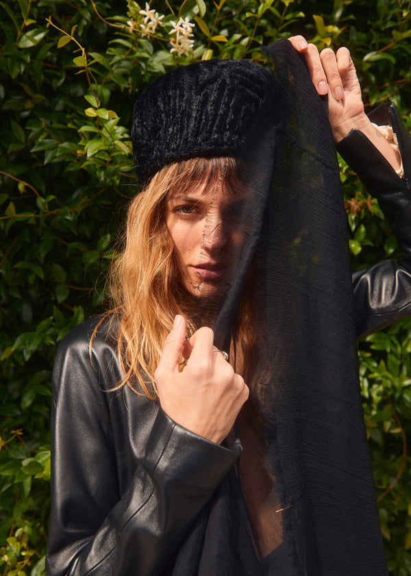 Structured Pillbox in Textured Velvet in Black