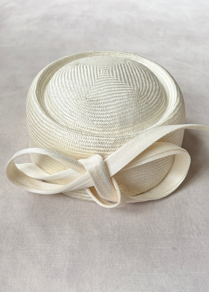 Ilithyia Pillbox in Straw with Bow in Ivory