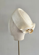Ilithyia Pillbox in Straw with Bow in Ivory