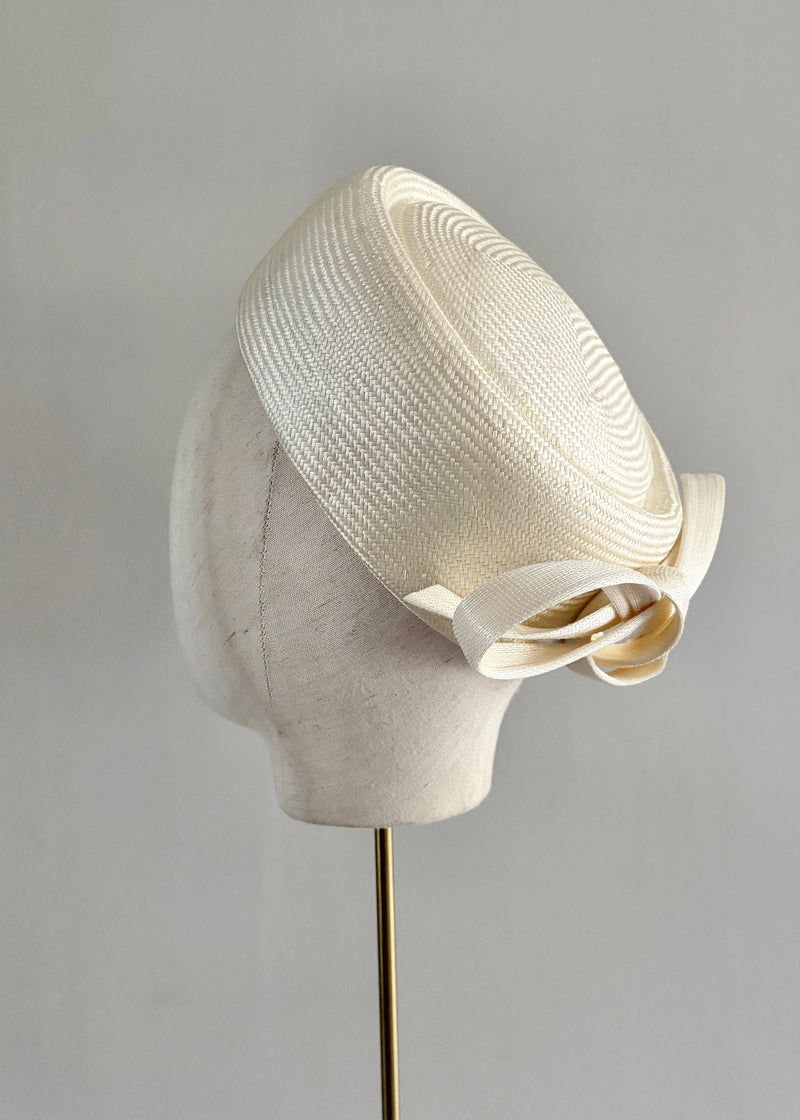 Ilithyia Pillbox in Straw with Bow in Ivory