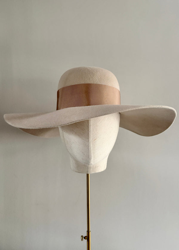 Floppy Hat in Felt in Alabaster