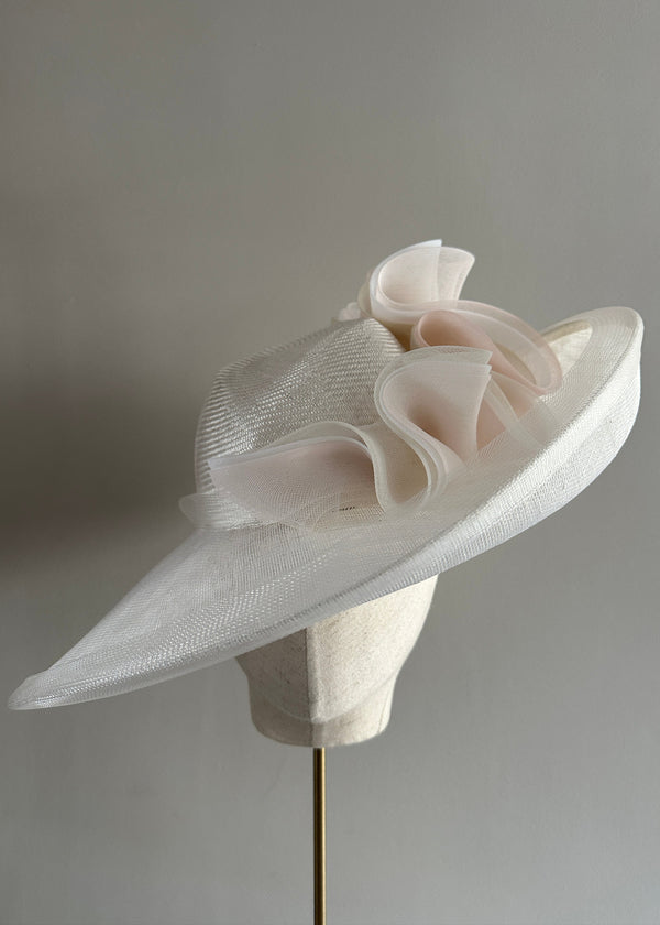 Oval Brimmed Hat in Straw with Crin Waves in White
