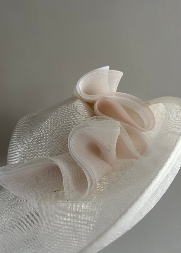 Oval Brimmed Hat in Straw with Crin Waves in White