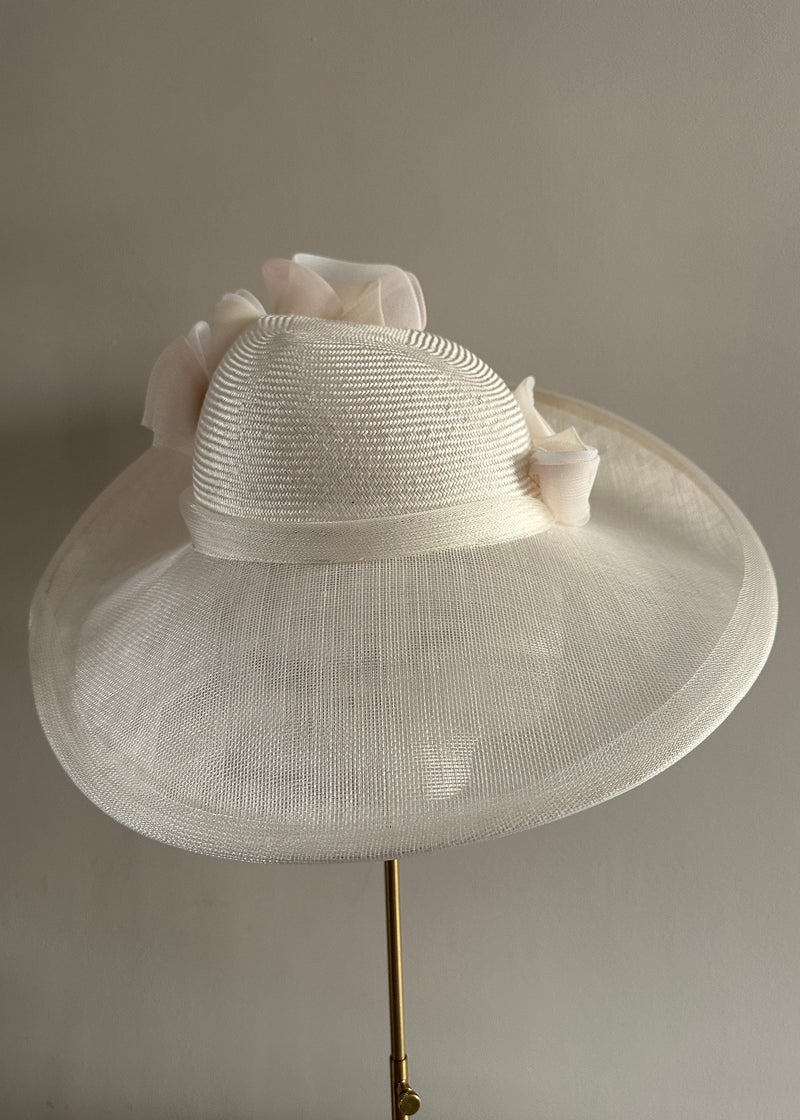 Oval Brimmed Hat in Straw with Crin Waves in White