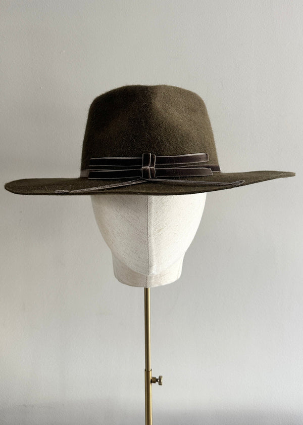 Damona Hat in Suede Luxury Felt in Loden
