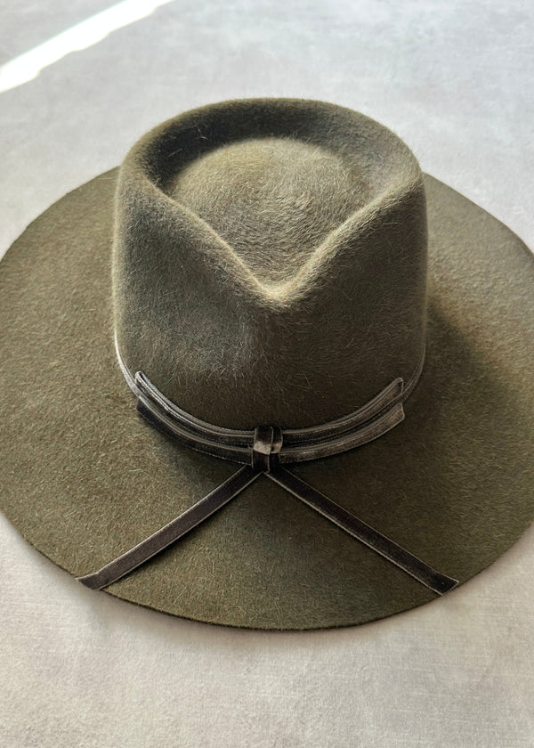 Damona Hat in Suede Luxury Felt in Loden