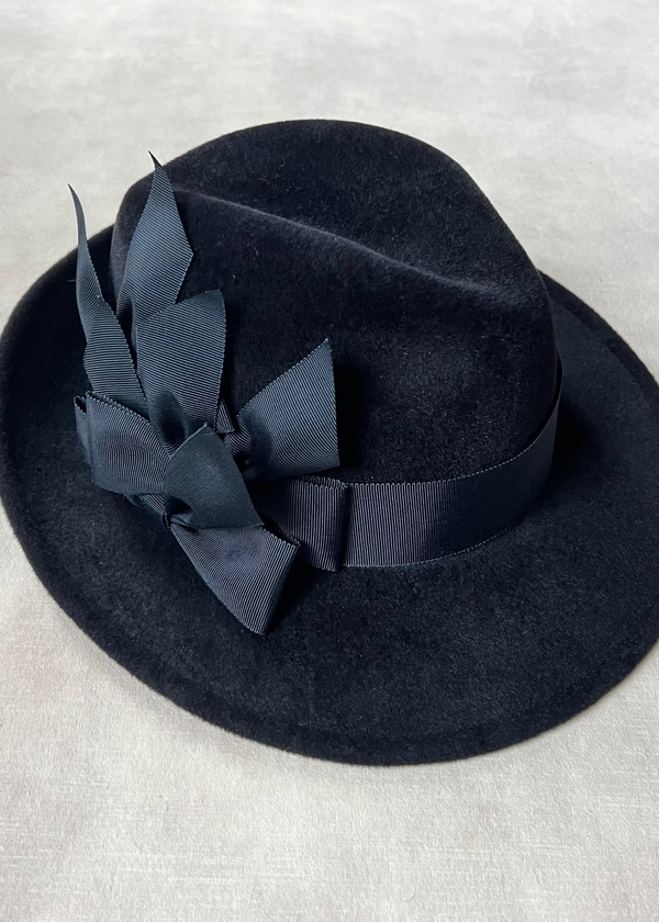 Ishtar Trilby Hat in Felt with Bows in Midnight