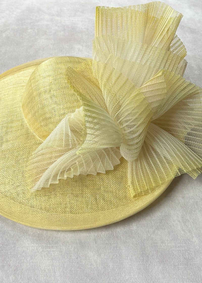 Oval Brimmed Hat in Straw with Pleated Crin in Yellow