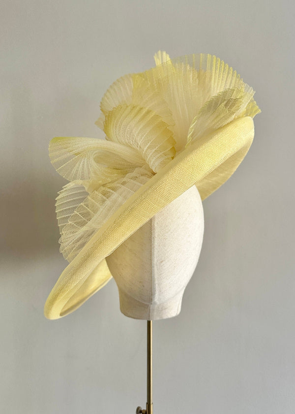 Oval Brimmed Hat in Straw with Pleated Crin in Yellow