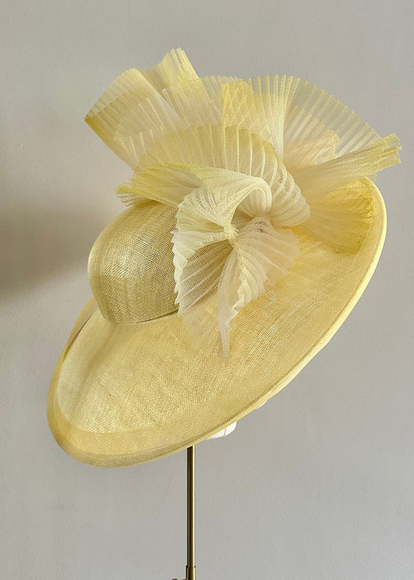 Oval Brimmed Hat in Straw with Pleated Crin in Yellow