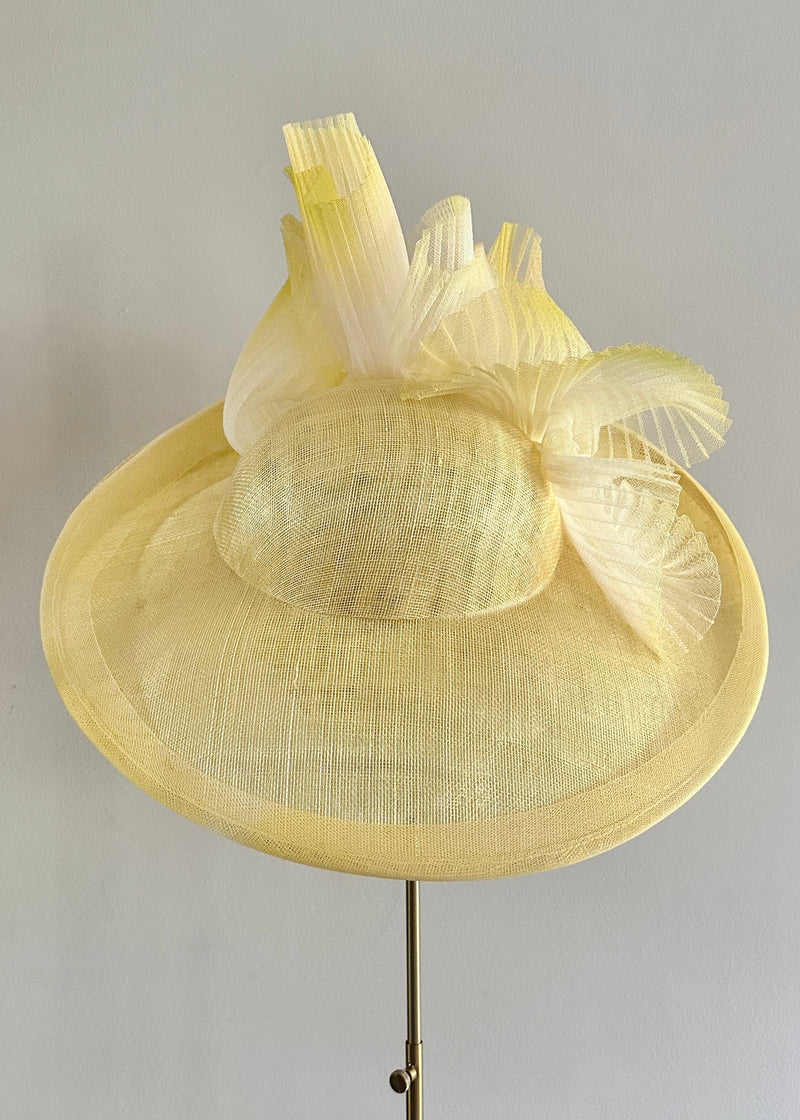 Oval Brimmed Hat in Straw with Pleated Crin in Yellow