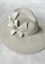 Maria Fedora in Felt with Bows in Alabaster