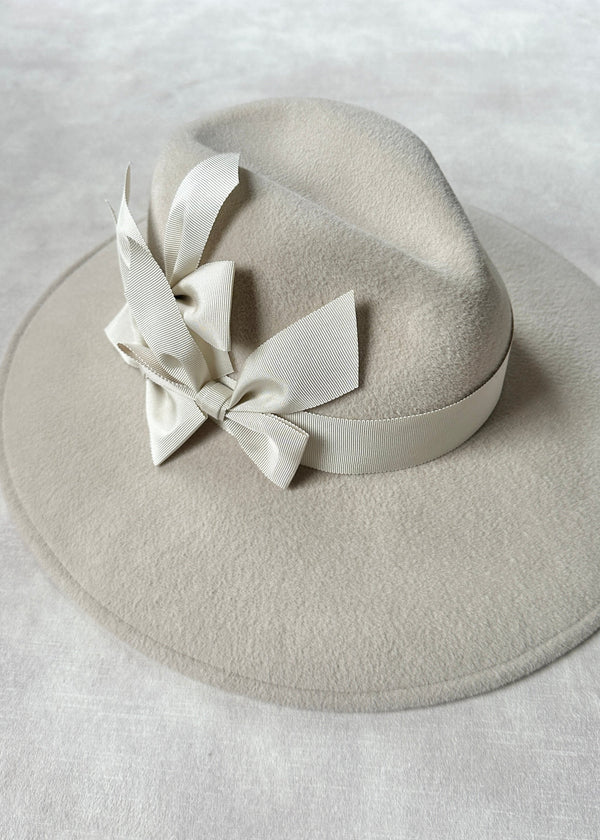 Maria Fedora in Felt with Bows in Alabaster