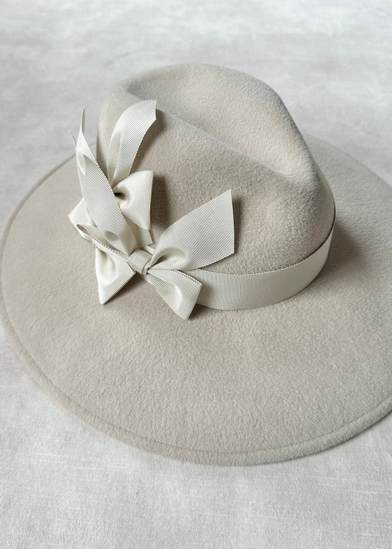 Maria Fedora in Felt with Bows in Alabaster
