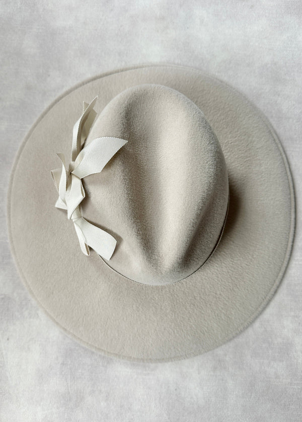 Maria Fedora in Felt with Bows in Alabaster