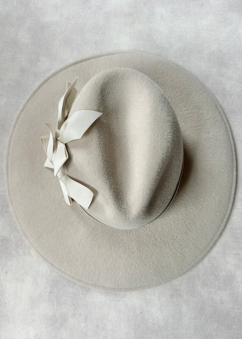Maria Fedora in Felt with Bows in Alabaster